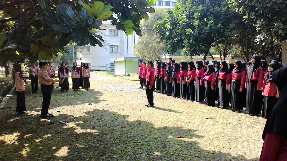 Upacara pembukaan Orientasi Pendidikan Kepramukaan berlangsung di lingkungan kampus UPI Bumsil.
#pramuka #pgsdbumsil