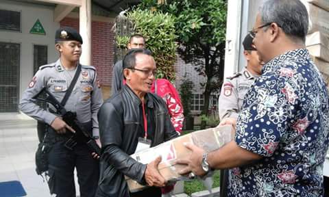 Serah Terima soal UN SMA, SMK, MA dan Paket C tahun 2016 di SMAN 8 Bdg, 2 April 2016 <a href="/ridwankamil/">Ridwan Kamil</a> <a href="/DiskominfoBdg/">Diskominfo Kota Bdg</a>