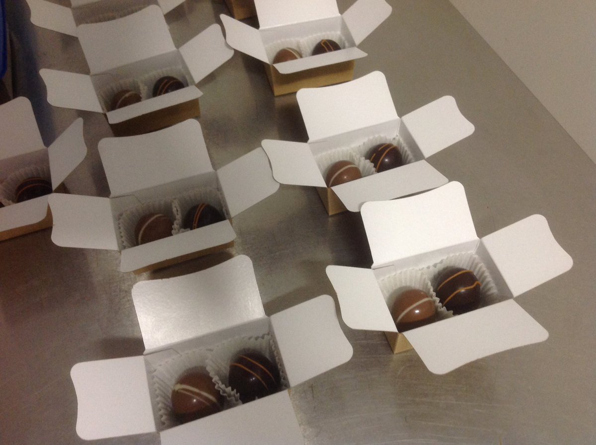 sjukla's tweet photo. Handmade chocolate wedding favours #weddingfavours#sjukla#handmade https://t.co/VkCEfXwKgS