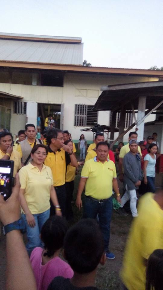 edge_genciagan's tweet photo. #FightForMar pa more | #PHVoteRoxas w/ the person behind Kidapawan massacre of El Nino-affected farmers,Gov. Mendoza https://t.co/Y3372w3ssu