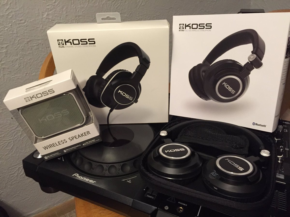 Only_1_Zello's tweet photo. HUGE shoutout to @KossHeadphones for keeping our beats crispy morning to night. Am I rite @TOMBZZZ ?? https://t.co/rAOHrNWK92