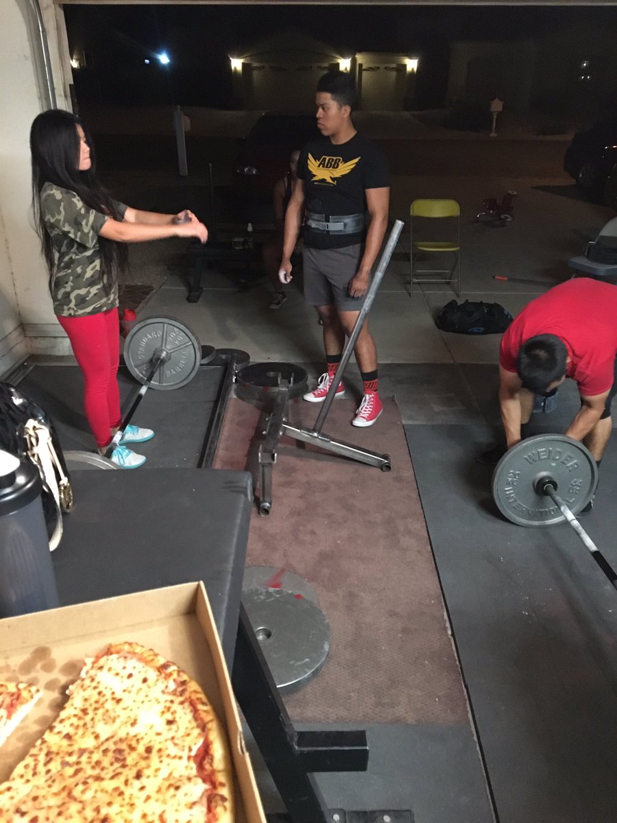 teamearlylifts's tweet photo. It's a Deadlift (Pizza) Party tonight!! 🏋🏽🍕 #TeamEarly https://t.co/3xvRzTLGhQ