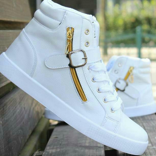 BrownDistibutor's tweet image. Sneakers it goes by 150,000Tsh, in need check me through my WhatsApp # 0659-401639