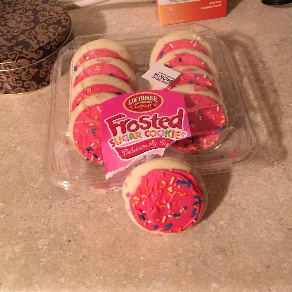 mrcowboy2u's tweet photo. I'm soooo bad, getting in the cookies as I leave for work #baddiabetic #sinfullygood https://t.co/eiVDmbN0tQ