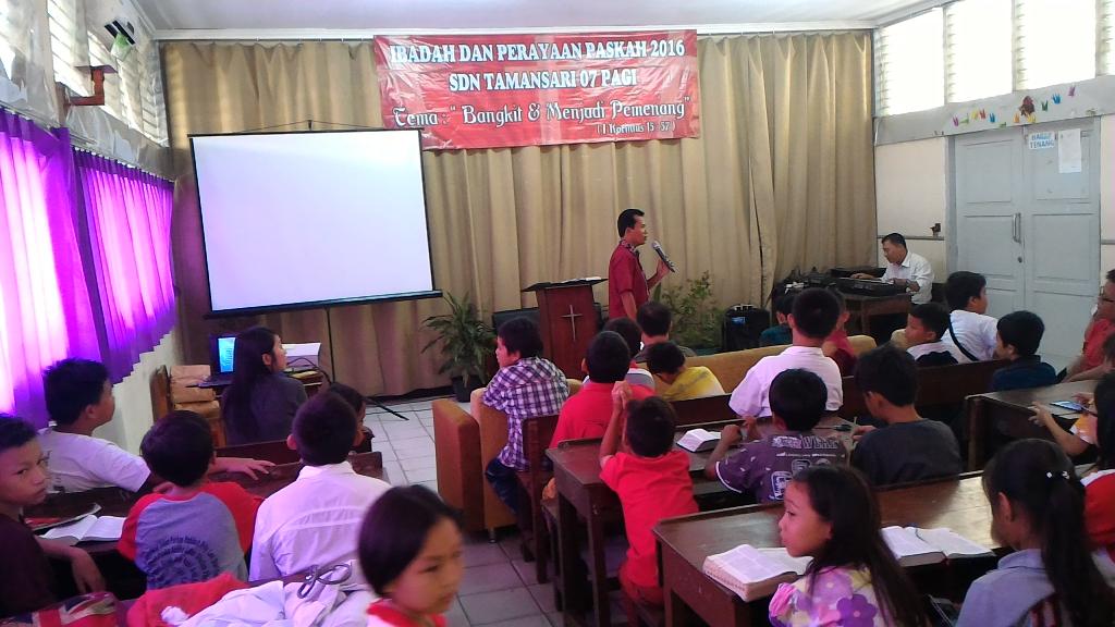 Remaja_Imanuel's tweet photo. Ibadah perayaan Paskah 2016 di SDN Taman Sari 07 Pagi "Bangkit dan Jadi Pemenang" (1 Kor 15:57) https://t.co/7gQ361jgcG