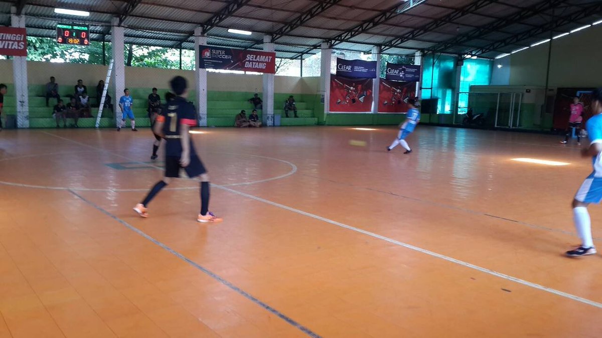 Lawlympic2016's tweet photo. Perebutan juara 3 futsal antara UB vs UP https://t.co/r8rlK4W8Gt