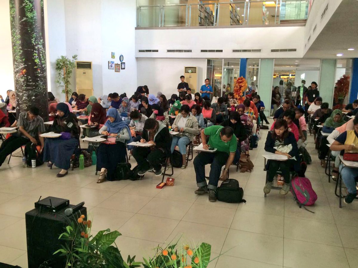 bukugpu's tweet photo. Suasana Lomba Mewarnai Dewasa dalam rangka ultah #GPU42 di @gramedmatraman terpantau ramai, nih! Selamat mewarnai! https://t.co/6aQ0JULG41