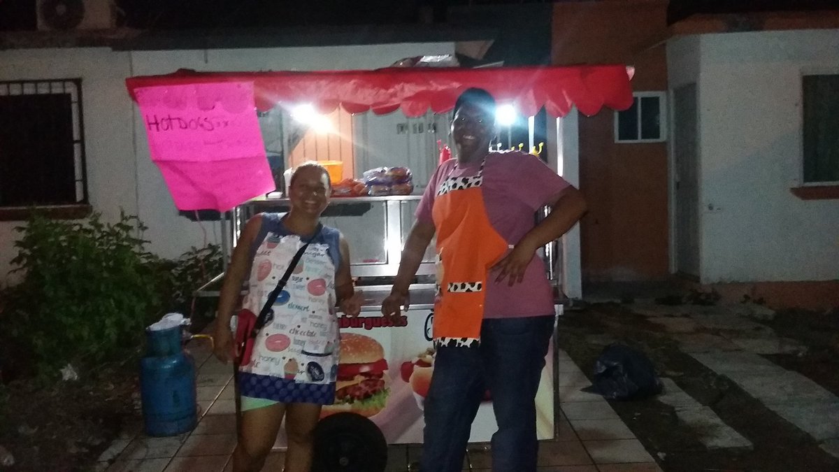 carochin31's tweet photo. Con mi hermano vendiendo hotdogs en casa https://t.co/HRvWbaoC1T