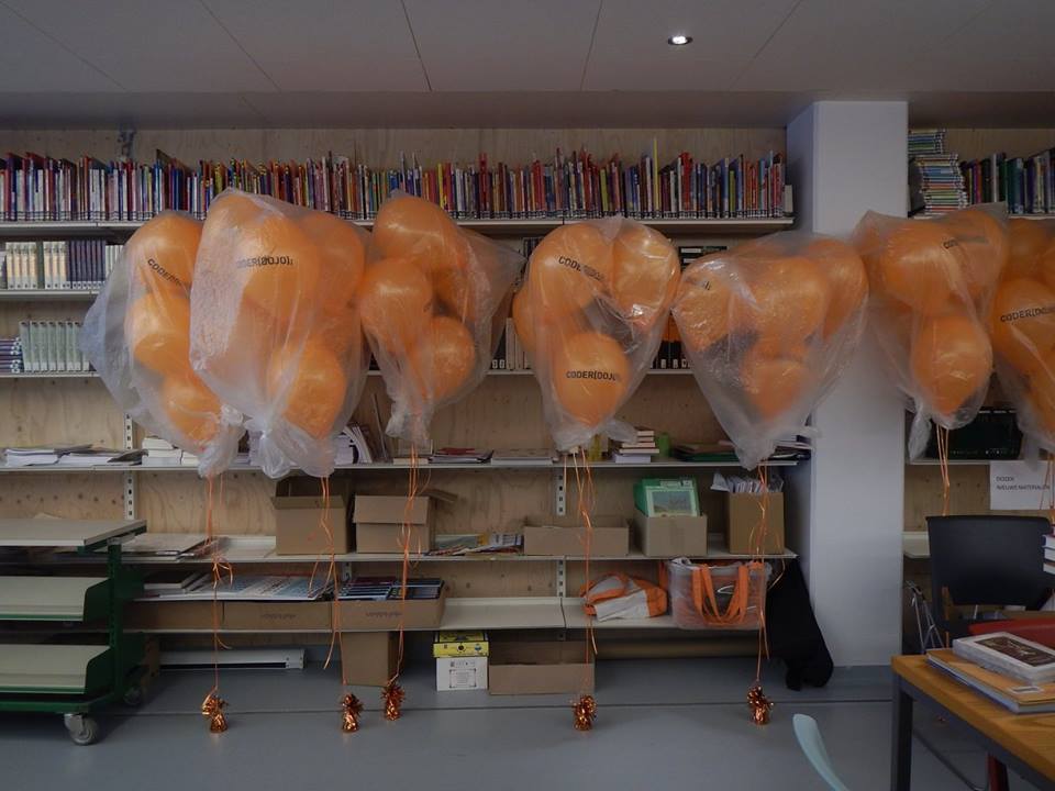 CoderDojoW's tweet image. De ballonnen staan klaar voor de allereerste CoderDojo in Woerden #Ziggo #CoderDojo #Nachtcultuur #bibliotheek #nc16