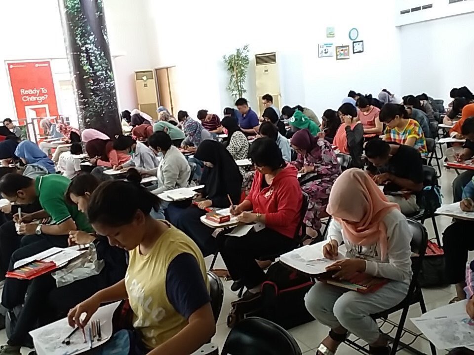 pdini's tweet photo. Aneka gaya di lomba mewarnai #gpu42 @Gramedia. Sampai rela lesehan! ๐๐ผ. via @gramedmatraman https://t.co/yD0GgwVhRU