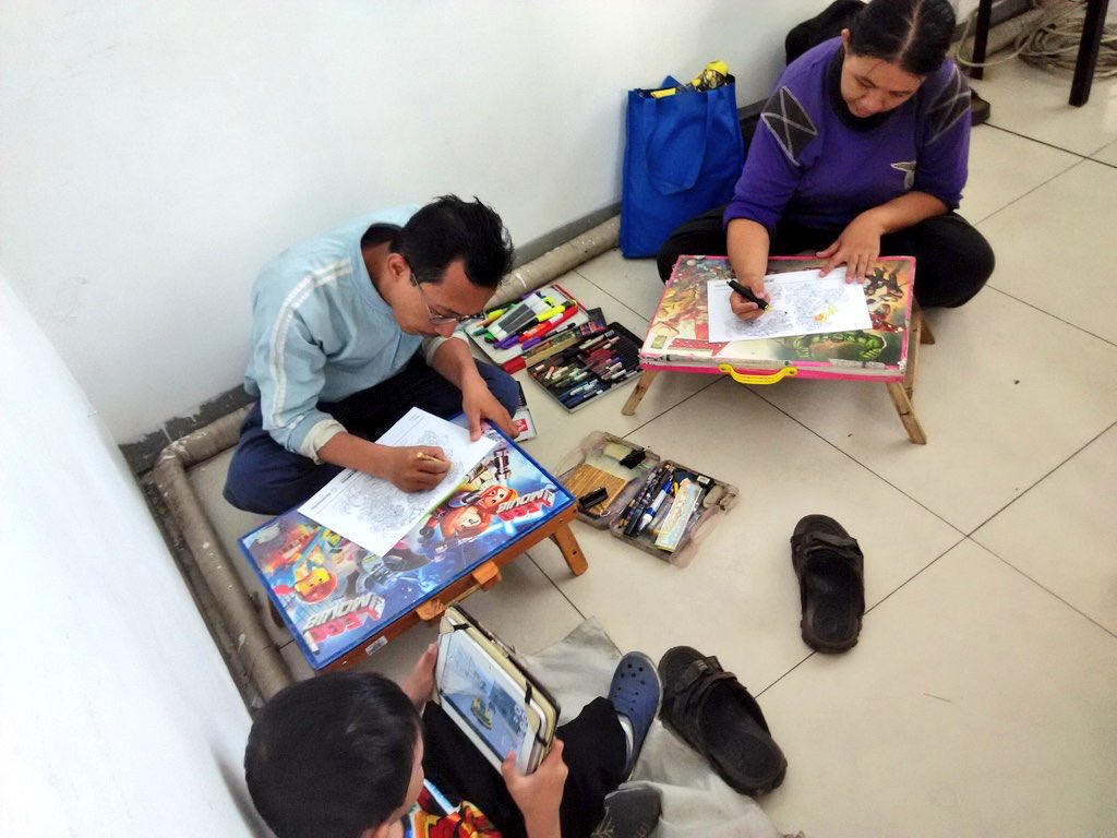 pdini's tweet photo. Aneka gaya di lomba mewarnai #gpu42 @Gramedia. Sampai rela lesehan! ๐๐ผ. via @gramedmatraman https://t.co/yD0GgwVhRU