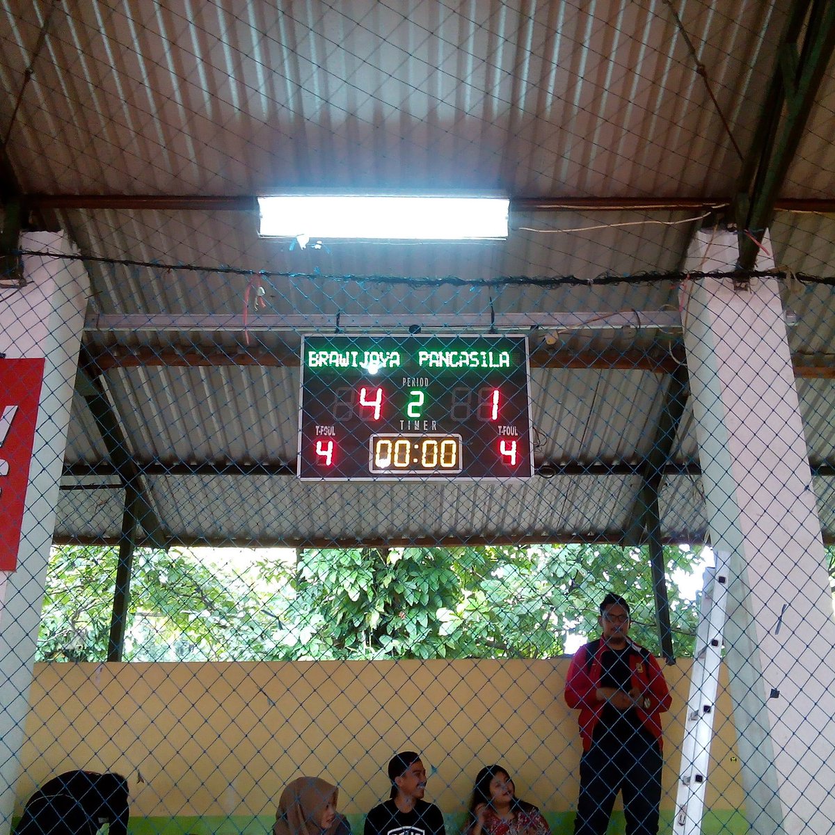 Lawlympic2016's tweet photo. Skor akhir perebutan juara 3 futsal Padjadjaran Lawlympic 2016. Congrarulation UB! https://t.co/jBudYO39fb