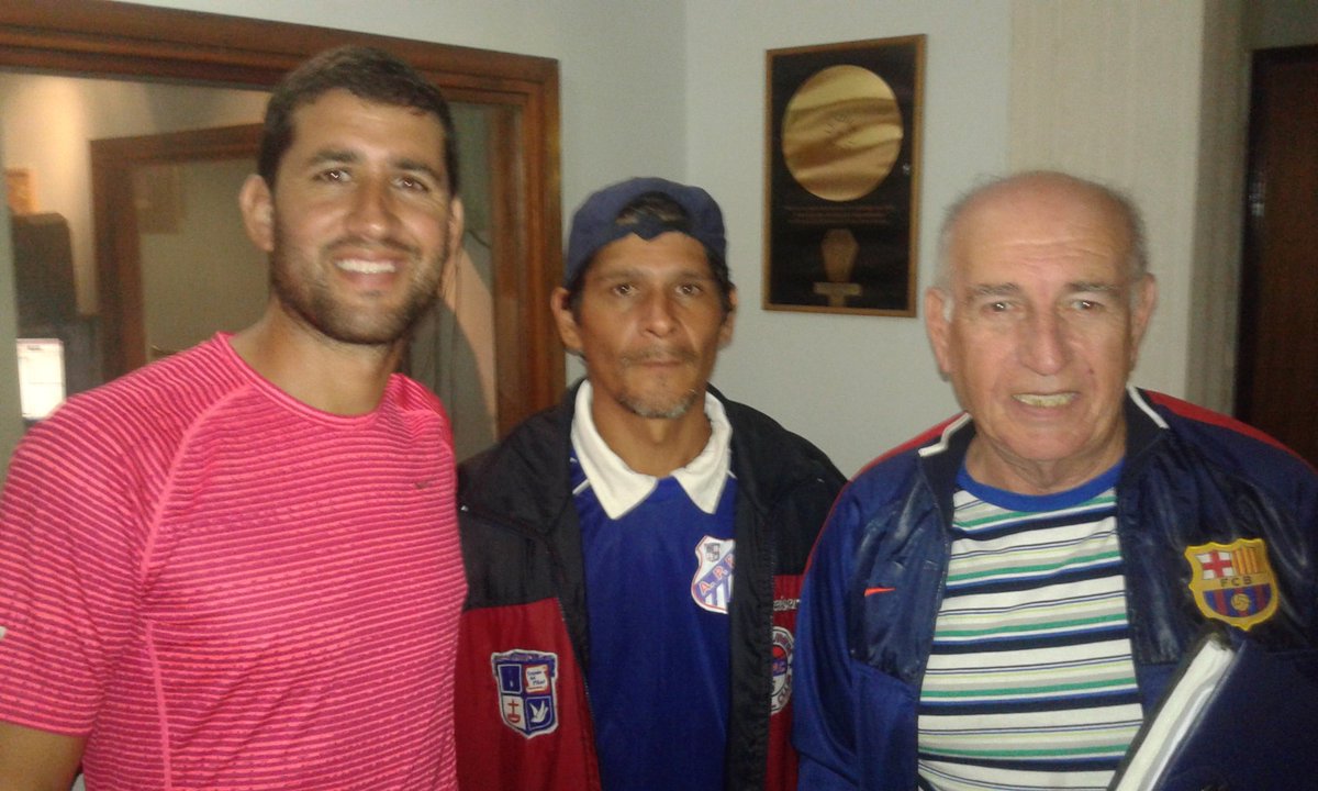 MarioCacerez10's tweet photo. #FMEstudioDos 105.9 mhz "El Ciclón de Pilar" Viernes 19 hs Invitados: Nico Claros, Marce Villanueva y el Sr. Titino. https://t.co/zNcVhuABzl