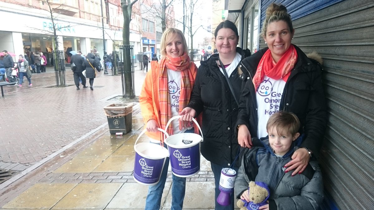 WirralClusterPI's tweet photo. Cold and wet but that aint stopping the Wirral Cluster today...bucket collecting in Birkenhead  @placemadebyyou https://t.co/zRR4A93VHH
