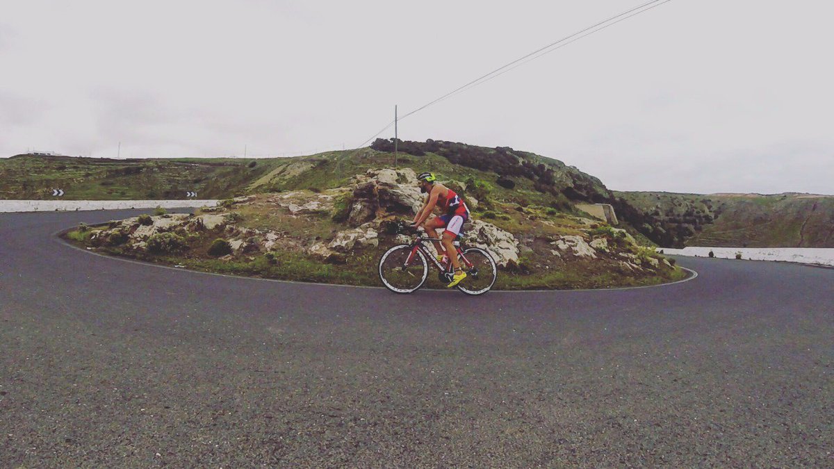 LanzaroteSD's tweet photo. Modalidad larga y corta ya en el sector de ciclismo. ¡Vamos! #Tri122 #LanzaroteESD #Lanzarote #Triatlon https://t.co/ABdpVhyETh