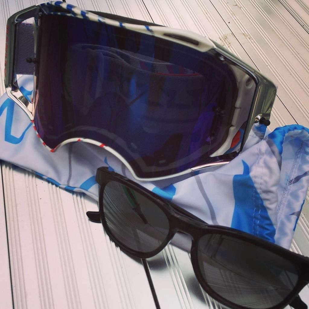 ogatamakoto1985's tweet photo. awesome! OAKLEY New Goggles and new sunglasses.  #KAWASAKI #KYB #DUNLOP #DID #NGK #PURETEC… https://t.co/uzhIsXXSdD https://t.co/xSNo8Mhgsi