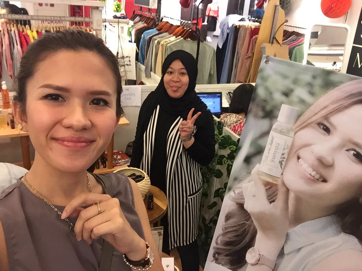 michellejoan_'s tweet photo. Udah di boothnya @joanyuta nih di Kemang Village. Pada dateng yuukk😁 https://t.co/tcEOgG69Qk