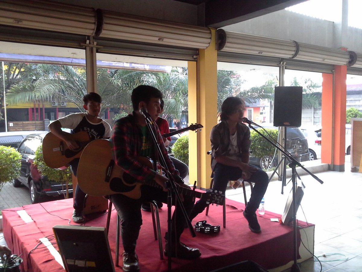 MusicPreneur_ID's tweet photo. @GandaraID on stage guys https://t.co/sc6yzdfzm8 
#CXcoustic #musicweekend https://t.co/BnjLUsuW6o