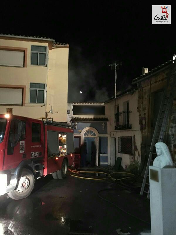 EmergenciaAvila's tweet photo. Desde las 3:45h y durante 4h #BomberosAv han trabajado en el incendio de un disco-bar en El Barraco. SIN heridos https://t.co/wEshjrnPGn