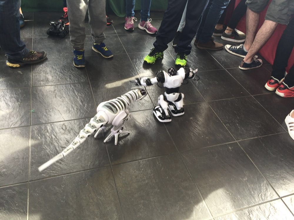 MakerNews_'s tweet image. #arduinodaytf2016 La de cosas que estamos viendo! @MakersTenerife @Karther_Tienda @SocialMakers_tf @iesgeneto