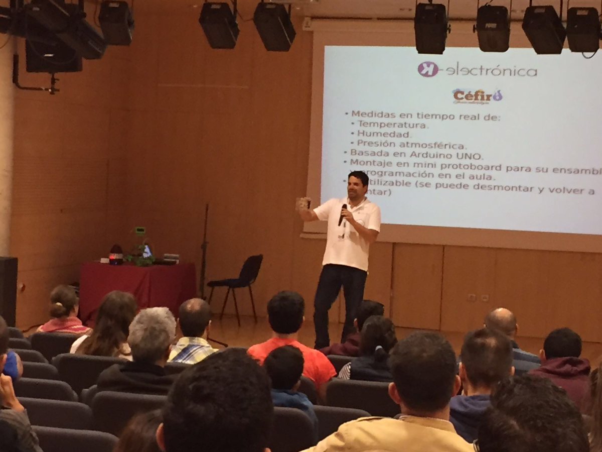 MakerNews_'s tweet image. @Karther_Tienda presentacion estación meteorológica desarrollada en colaboración con @iesgeneto #arduinodaytf2016