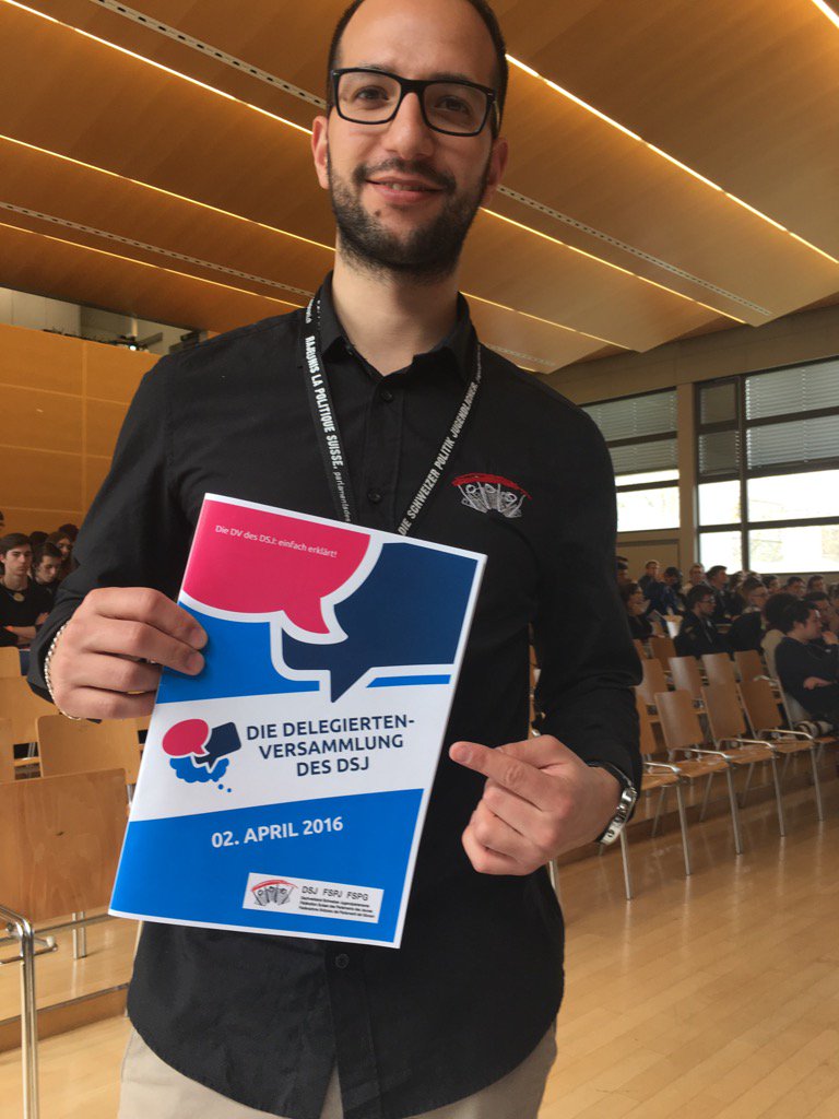easyvote_ch's tweet photo. easyvote ist heute an der #DSJDV Mit im Gepäck: die easyvote-DV-Broschüre,die alle Traktanden kurz + einfach erklärt https://t.co/QC6UwGD0FG