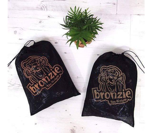 Bronzieuk's tweet photo. Our #BronzieUK is machine washable & comes in their very own cute little wash bag 😍 #TanInStyle 👌 https://t.co/3a0VUdfuhW