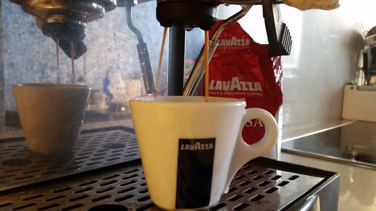 gemaesantiago's tweet photo. Nuestra cafetera está en las últimas,pero mantiene los #DivinosSabores del café molido @LavazzaES 
Buenos días!! https://t.co/HkYSBIXkhN