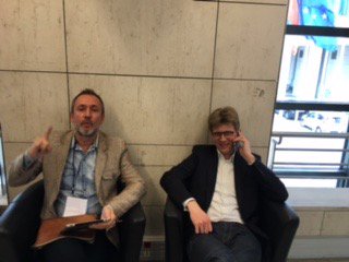 N_Lesur's tweet photo. " Les 2 zigotos ". Backstage des #AssisesFP avec @VinceRicordeau. Thanks @maitrehub :) https://t.co/Te3I0jBmjn