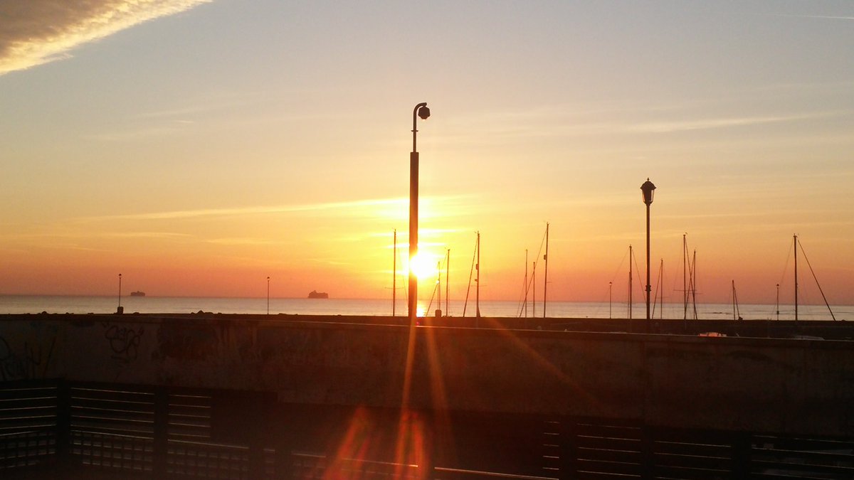 WightBamboo's tweet photo. Morning Ryde! #isleofwight #sunrise #ryde #iow https://t.co/RD7pKm5mIR