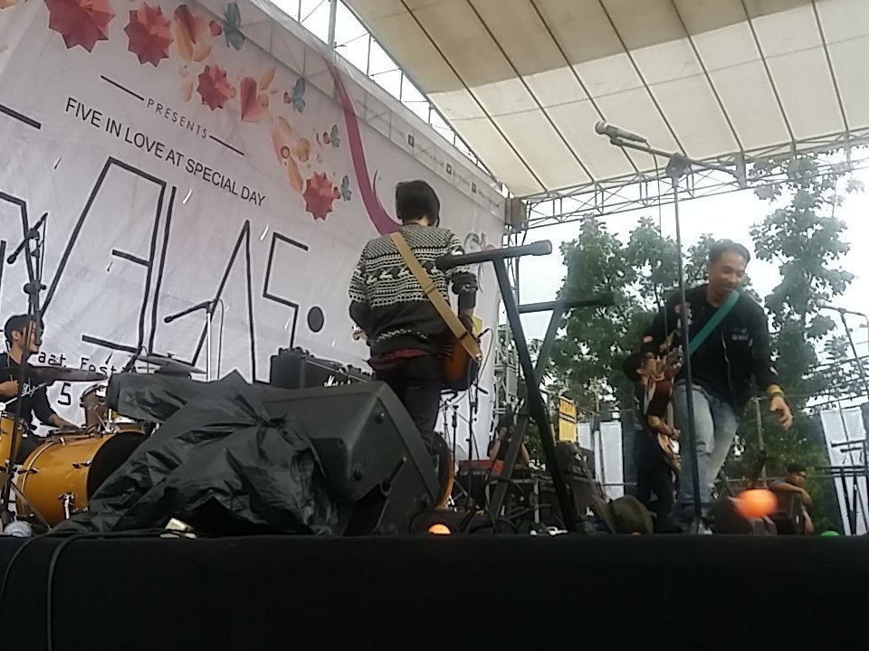 rmdirectors's tweet photo. Mari merapat ke SMP Negeri 5 Bandung skrg juga. Seru-seruan sambil hujan-hujanan yuk ❤ https://t.co/kDWG3Ocffn