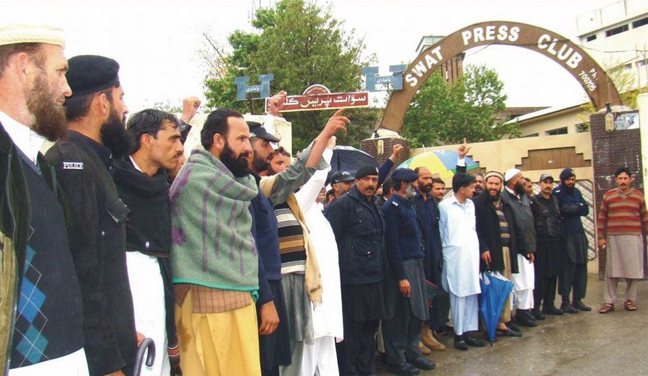 s_jafarshah's tweet photo. Police protesting in Swat. Salaries not paid since last 4 months https://t.co/EsYHBG4mqC