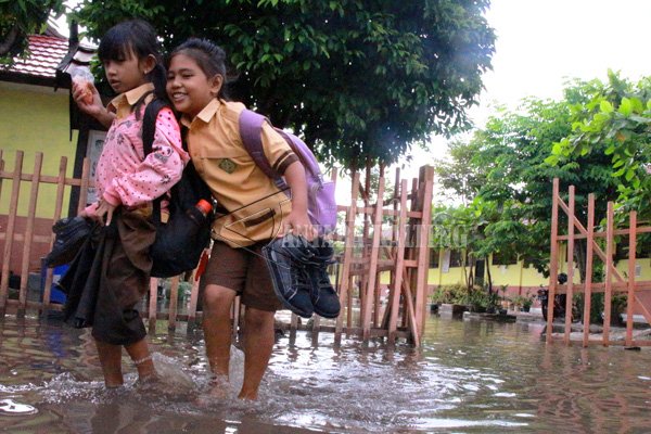 Antara_Kalteng's tweet photo. Sekolah Terendam Banjir Akibat Tak Ada Saluran Drainase https://t.co/GifEUzsv8X https://t.co/ZrMKJYxkSg