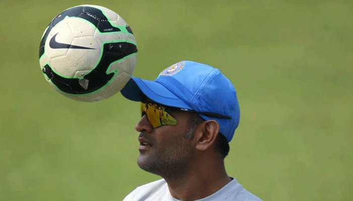 COCHindi's tweet photo. धोनी की फिटनेस पर फिदा हुए स्टीफन फ्लेमिंग। #MSDhoni https://t.co/J5w4O3xpc6