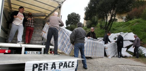 Corse_Matin's tweet photo. L'association #PeraPace apporte son aide à la jungle de #GrandeSynthe https://t.co/NuW75AbUh2 https://t.co/856v1fnhFG
