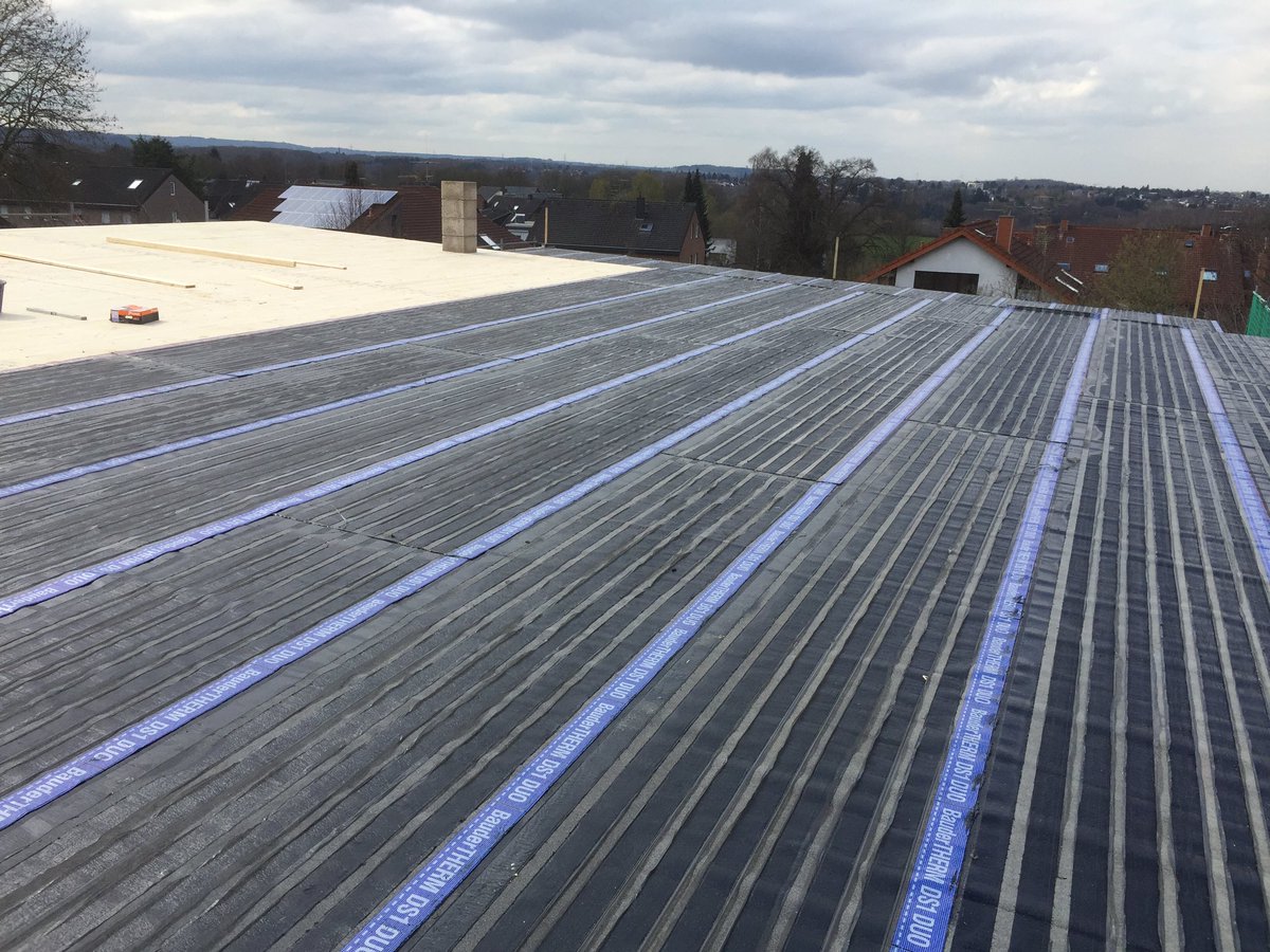ac_bauplanung's tweet photo. #ACProjekt14 • Freitag, 01.04.2016 Mit der #Dachdeckung ist pünktlich begonnen worden #BAUDER #Städteregion #Aachen https://t.co/PkqsMt9cQx