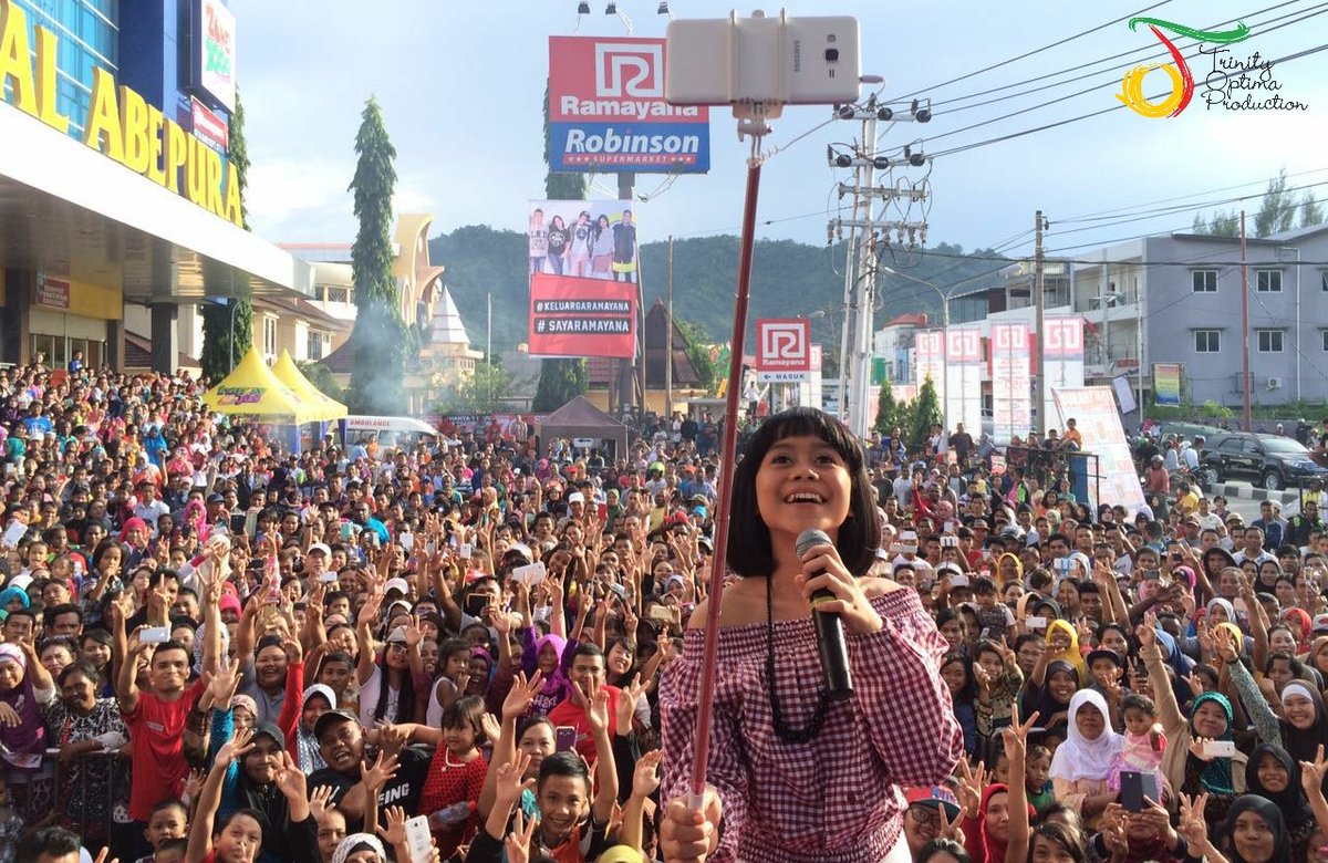 #TOPACTIVITY <a href="/Lesti_Jenong_DA/">Lestykejora</a> meet&amp;greet di <a href="/ramayanads/">Ramayana Dept. Store</a> Abepura, Jayapura. #keluargaramayana #SayaRamayana