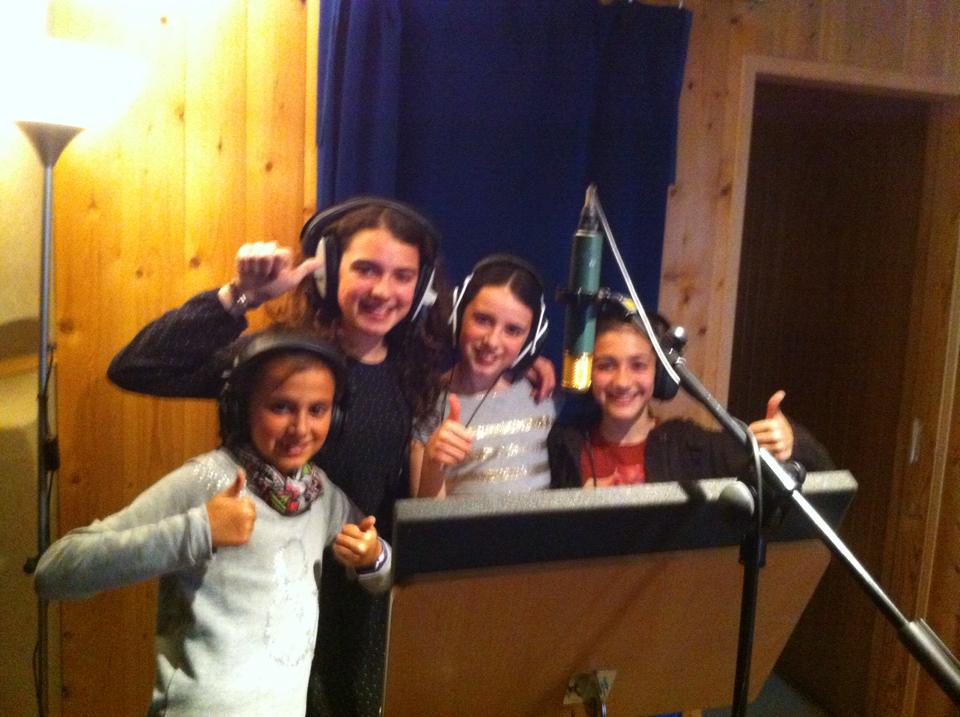 LaSetaAzul's tweet photo. Las Auténticas grabando esta semana en el estudio :) Hoy a las 13h. estarán en directo en Las Osas #Benicàssim https://t.co/27YFEkHidT