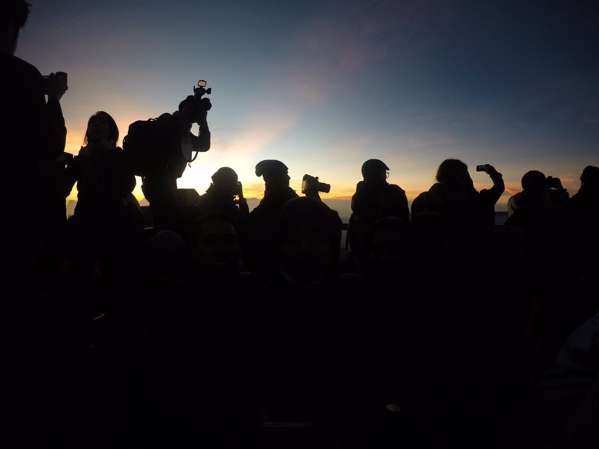 kbrisingapura's tweet photo. KBRI Singapura @BeritaHarianSG @BusinessTimes @VulcanPost @GIVoices watch Sunrise at Bromo Mt. #WonderfulIndonesia https://t.co/3ojCUklIAa