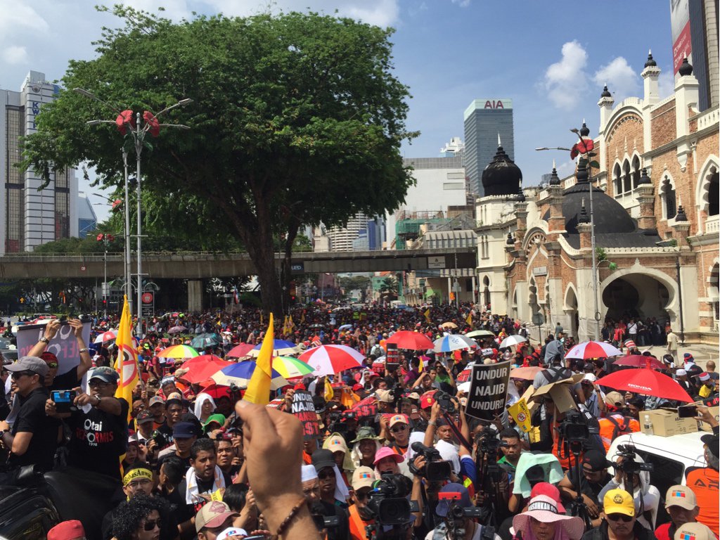 rafiziramli's tweet photo. Anggaran saya lebih 5,000 orang hadir di demo #MansuhGST #UndurNajib. Biar gambar berbicara tlg RT https://t.co/5MVbTcvVal