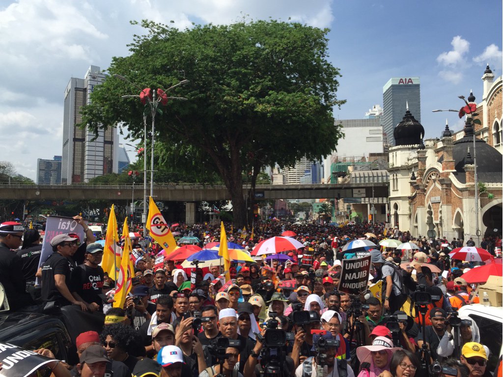 rafiziramli's tweet photo. Anggaran saya lebih 5,000 orang hadir di demo #MansuhGST #UndurNajib. Biar gambar berbicara tlg RT https://t.co/5MVbTcvVal