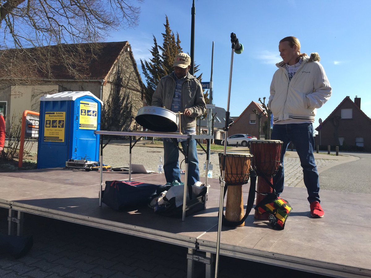 WelcomeAltmark's tweet photo. #Schönhausen #DemokratieWeltoffenheit jetzt mit afrikanischen Klängen :) u. a. mit Usen aus Stendal https://t.co/yKTjKqRsTy