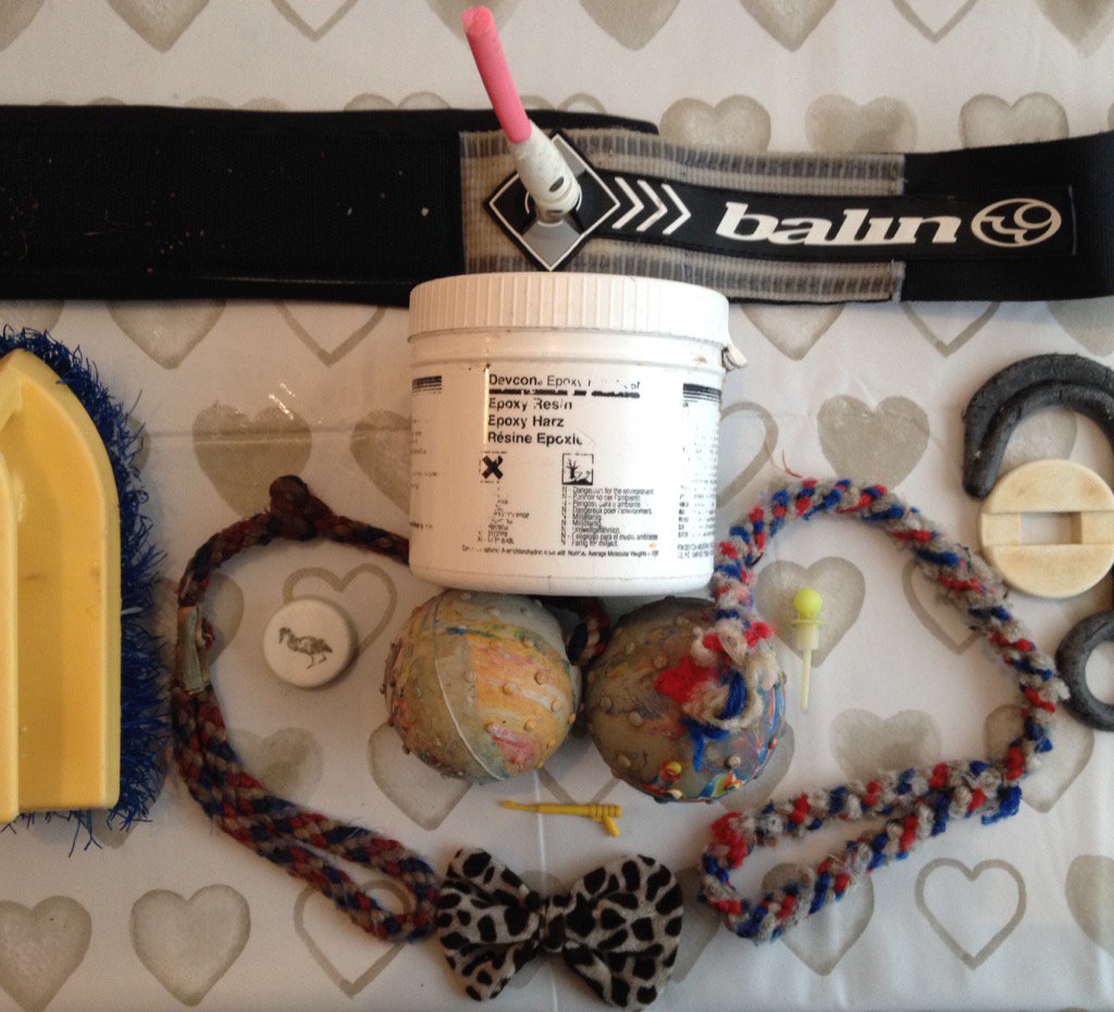 dr_dedoverde81's tweet photo. #2minutebeachclean Today's set of horrors & treasures from #Widemouth & #Wanson! Yes, that's a tub of Epoxy Resin! ☠ https://t.co/nTC8dK5OUN
