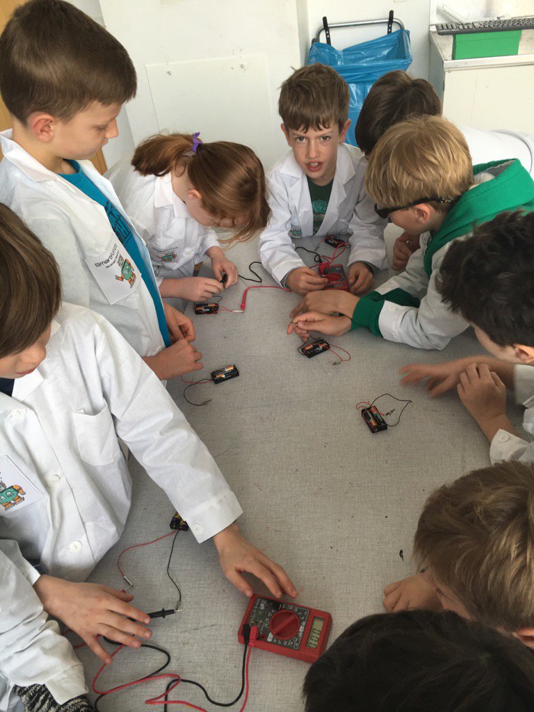 SmartFunCo's tweet image. Do you now the difference between series and parallel connected batteries? The kids do now #edtech #STEM #cphftw