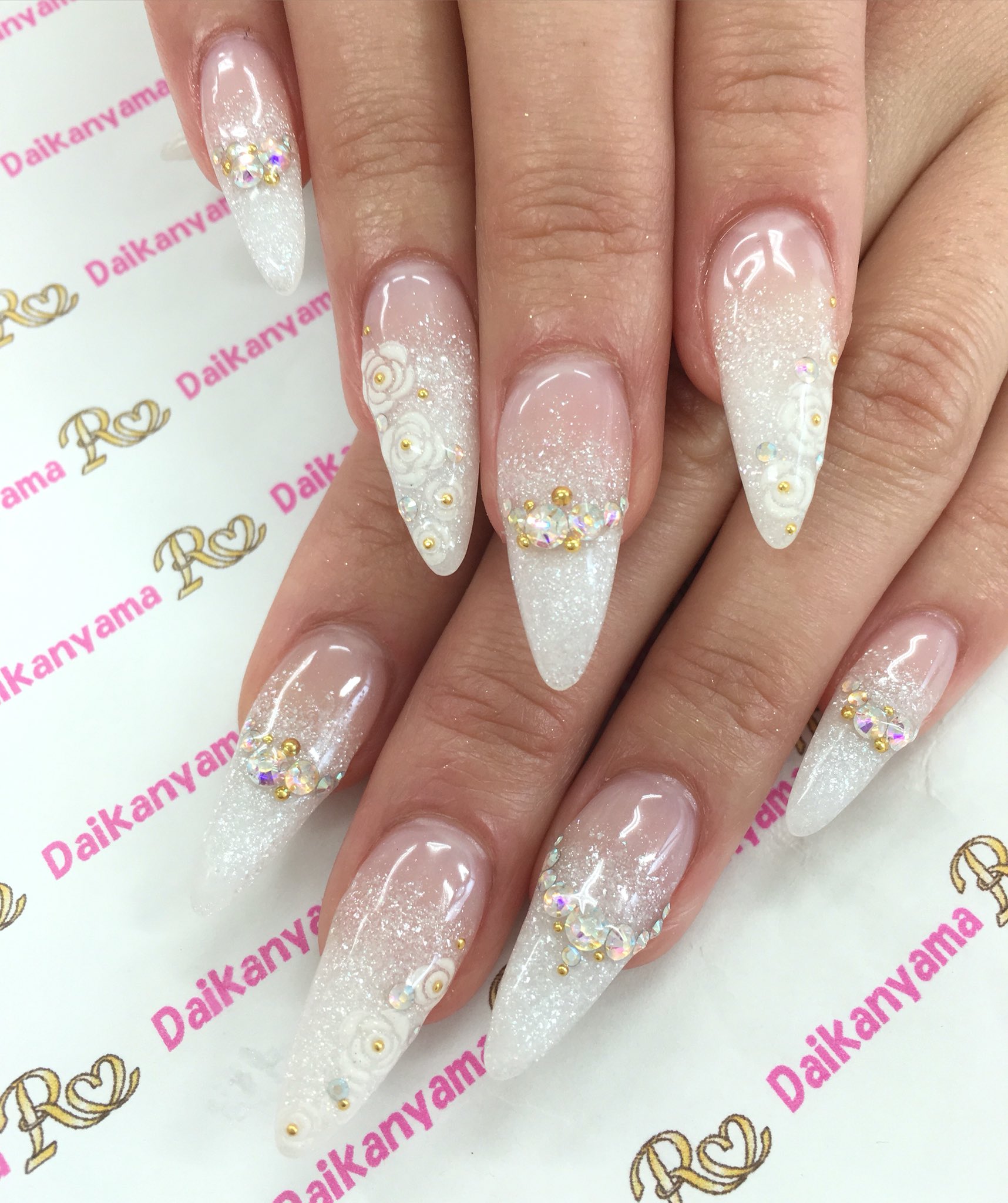 Private Nail Salon R 今月一押しネイル 9000 代官山 ネイル スカルプ 白グラデ シャインダスト グラデーション お花 お花ネイル お花見 ロングネイル スカルプデザイン スワロ 定額制 Rdaikanyama T Co Cddnvmcaak Twitter