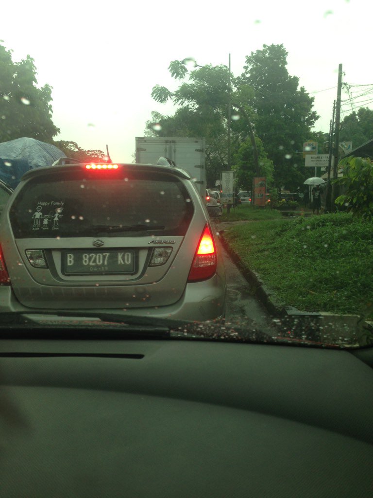 infobogor's tweet photo. via @rioww: #SSABogor evaluasi juga jalan lain yang dulu gak pernah macet, skrng malah jadi macet parah #lalinbogor https://t.co/TDJblQrbpl