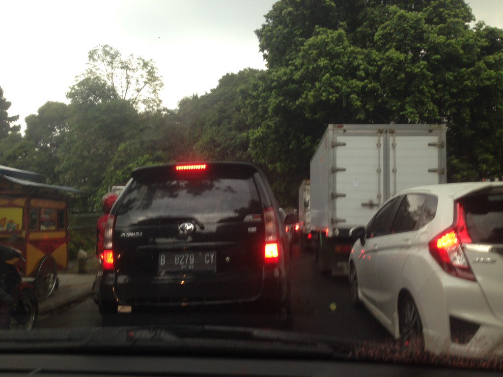 infobogor's tweet photo. via @rioww: #SSABogor evaluasi juga jalan lain yang dulu gak pernah macet, skrng malah jadi macet parah #lalinbogor https://t.co/TDJblQrbpl