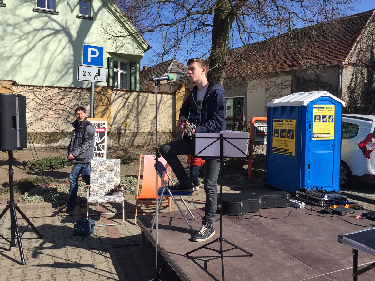 WelcomeAltmark's tweet photo. #Schönhausen #DemokratieWeltoffenheit weiter geht es mit handgemachter Musik von Dustin ! https://t.co/DGmArvXduI