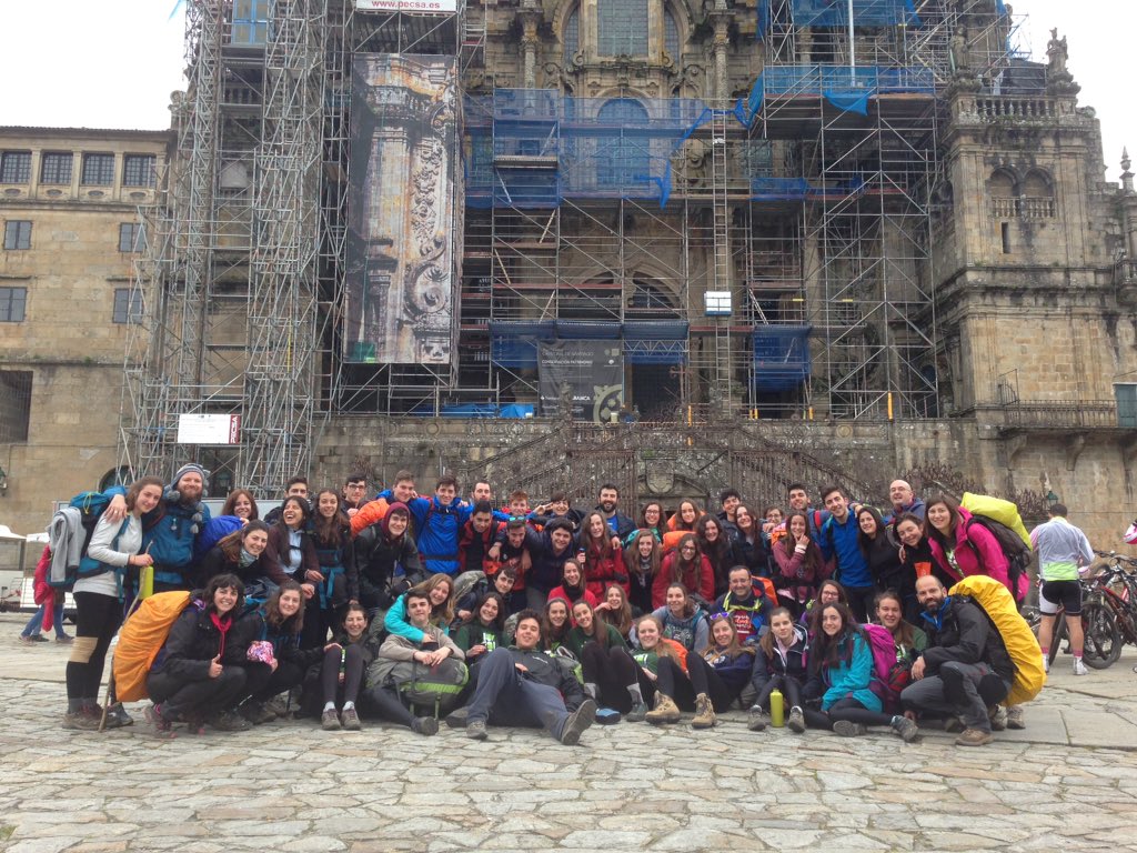 juvenilsasuncio's tweet photo. Si señores, otro año lo conseguimos llegamos a Santiago #caminodeSantiago2016 https://t.co/pCb7zDIIh8