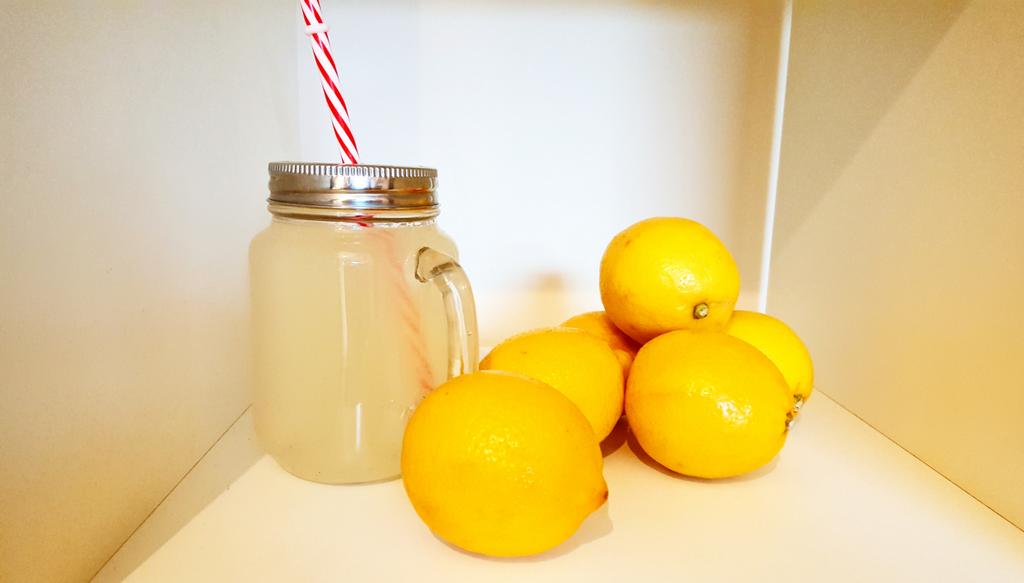 REALebrity's tweet photo. Warm water #lemon &amp; cayenne pepper. A great natural detoxifier packed with antioxidants and calcium. #fitfam #detox https://t.co/IXa0qG7nag